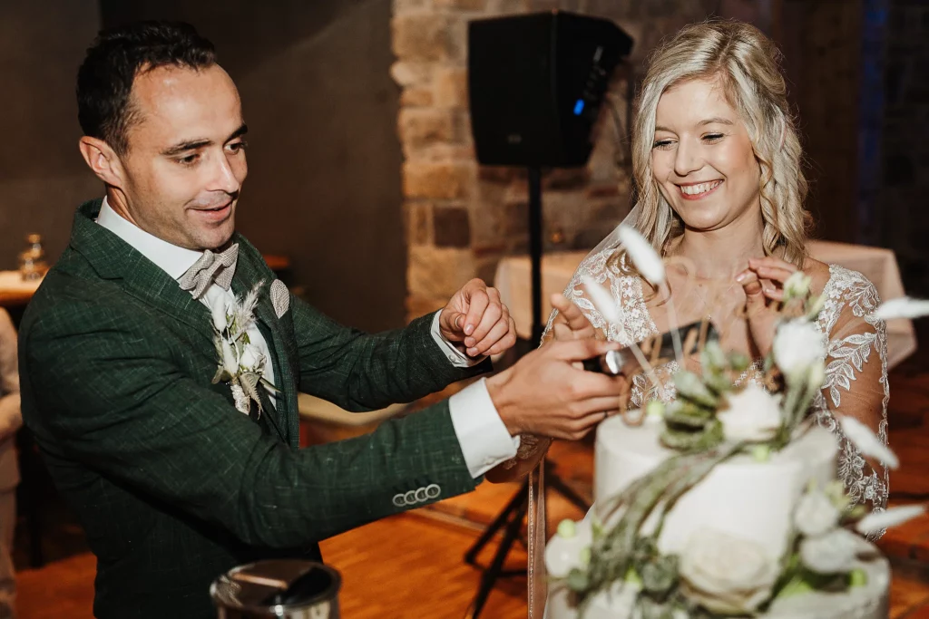 Hochzeit Nothaftgewölbe Deggendorf Tortenanschnitt, Hochzeitstorte