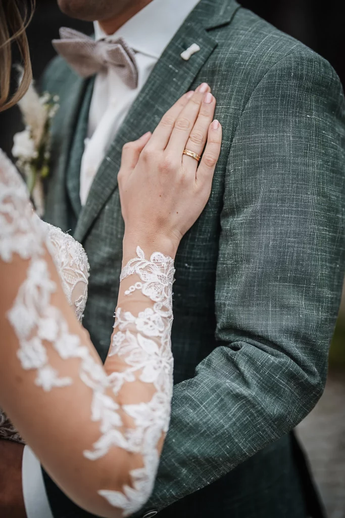 Brautpaarfotos im Nothaftgewölbe Hengersberg, Brautkleid mit spitze, Detailaufnahme