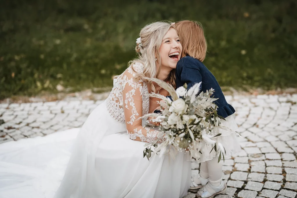 Hochzeit im Nothaftgwölbe Hengersberg, glückliche Momentaufnahme der Braut