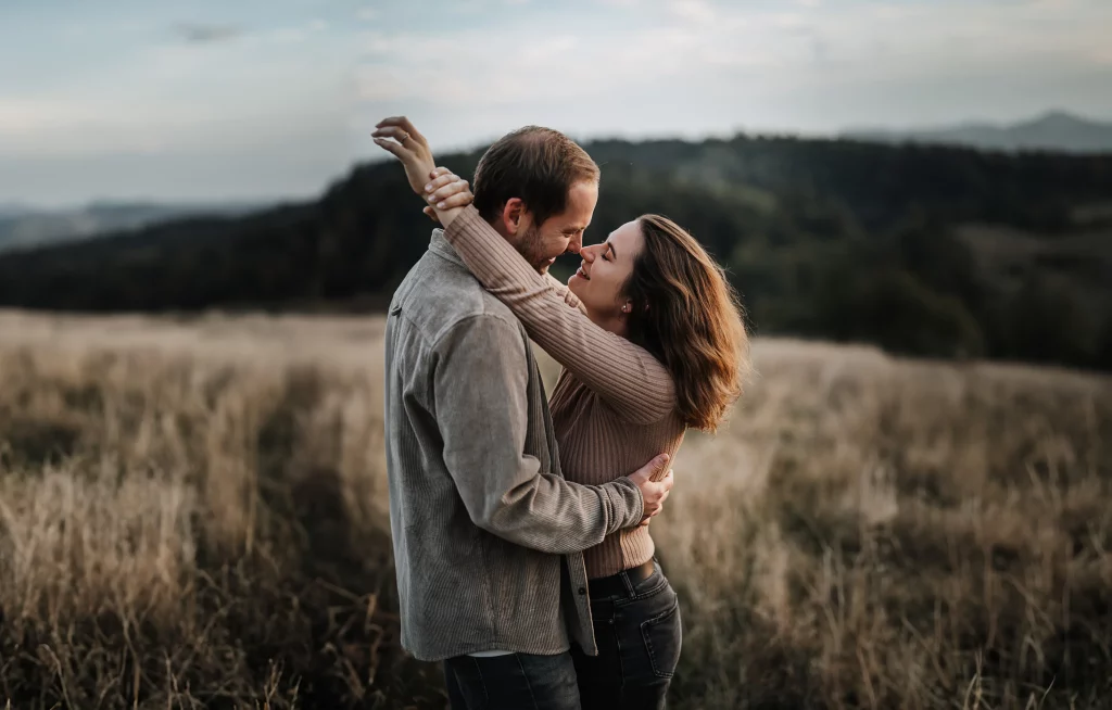 Paarfotos in Deggendorf, glückliches Paar genießt gemeinsame Zeit in der Natur während Fotoshooting