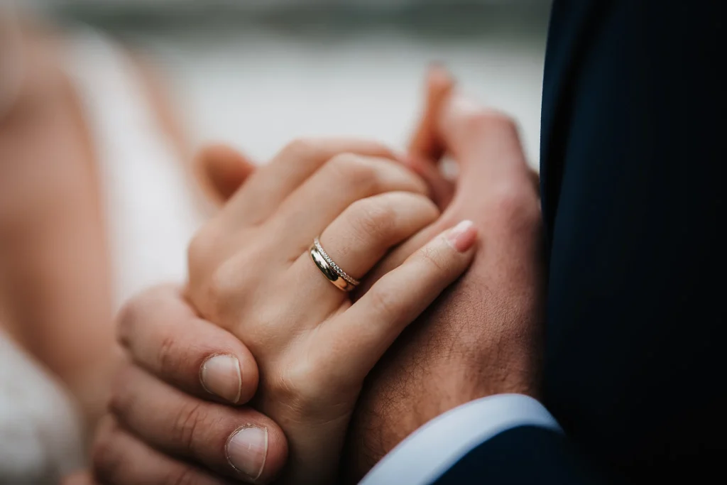 Natürliche Hochzeitsfotos am See, Eheringe, Hochzeitsfotograf Straubing, Hochzeitsfotograf Passau