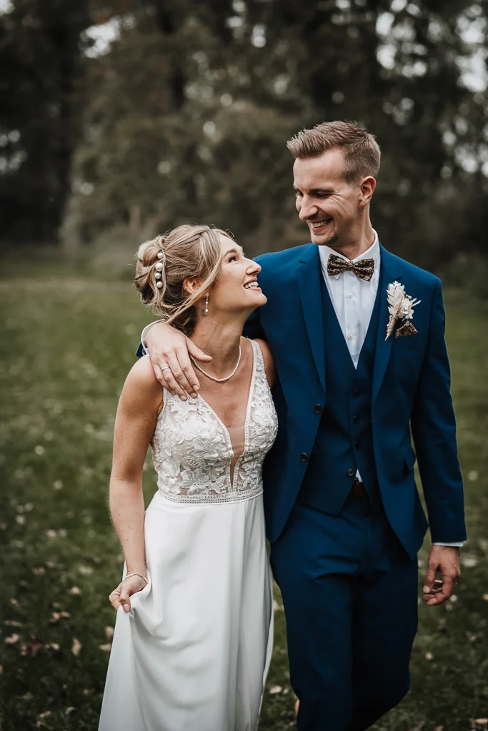 Natürliche Hochzeitsfotos am See, Brautpaar lächelt sich verliebt an, Hochzeitsfotograf Straubing, Hochzeitsfotograf Passau