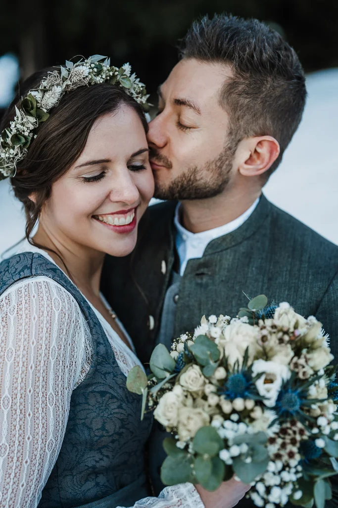 Hochzeitsfotos Berggasthof Hochpröller St. Englmar, Bayerischer Wald, Trachtenhochzeit, Winterhochzeit im Bayerischen Wald