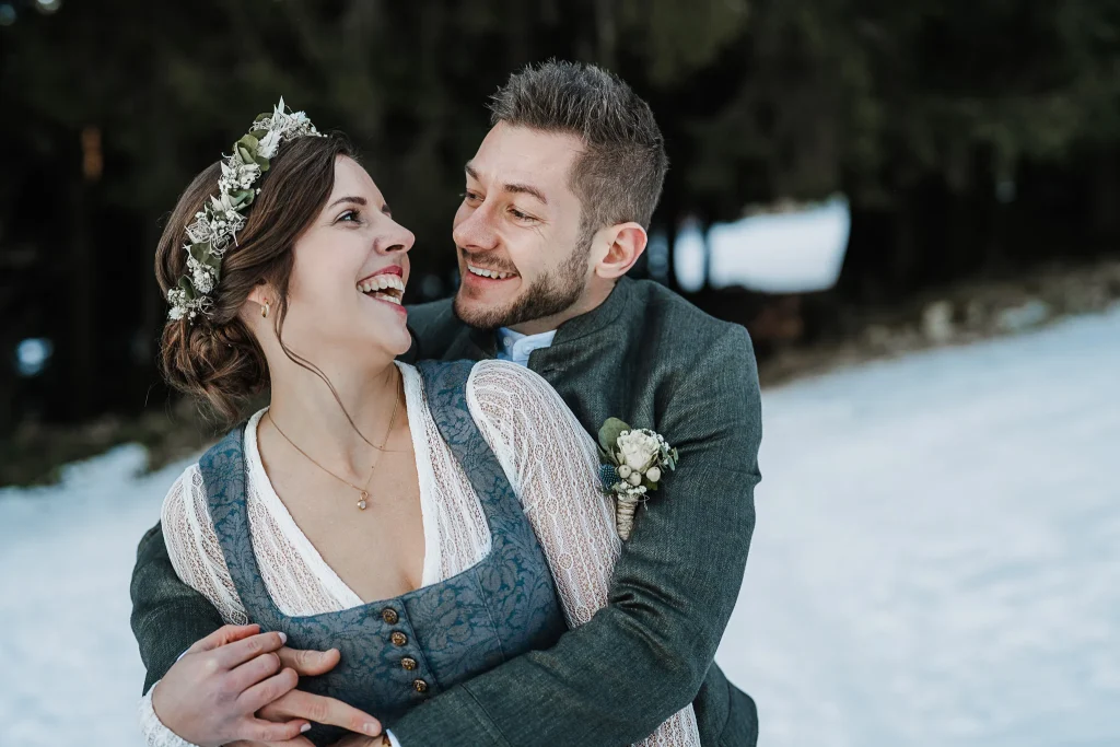 Hochzeitsfotos Berggasthof Hochpröller St. Englmar, Bayerischer Wald, Trachtenhochzeit, Winterhochzeit im Bayerischen Wald