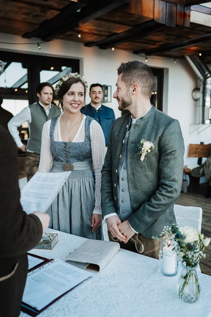 Hochzeitsfotos Berggasthof Hochpröller St. Englmar, Bayerischer Wald, Trachtenhochzeit, Winterhochzeit im Bayerischen Wald