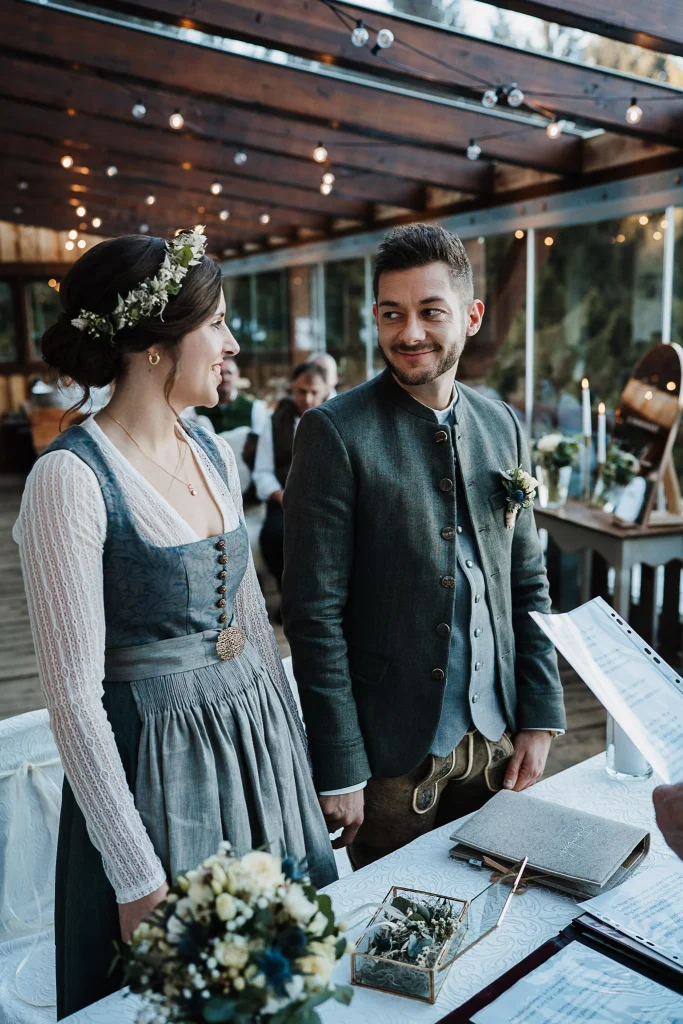 Hochzeitsfotos Berggasthof Hochpröller St. Englmar, Bayerischer Wald, Trachtenhochzeit, Winterhochzeit im Bayerischen Wald