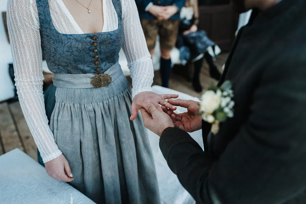 Hochzeitsfotos Berggasthof Hochpröller St. Englmar, Bayerischer Wald, Trachtenhochzeit, Winterhochzeit im Bayerischen Wald