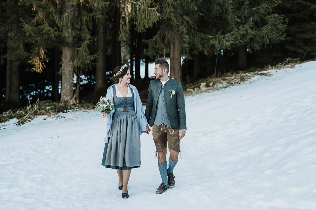 Hochzeitsfotos Berggasthof Hochpröller St. Englmar, Bayerischer Wald, Trachtenhochzeit, Winterhochzeit im Bayerischen Wald