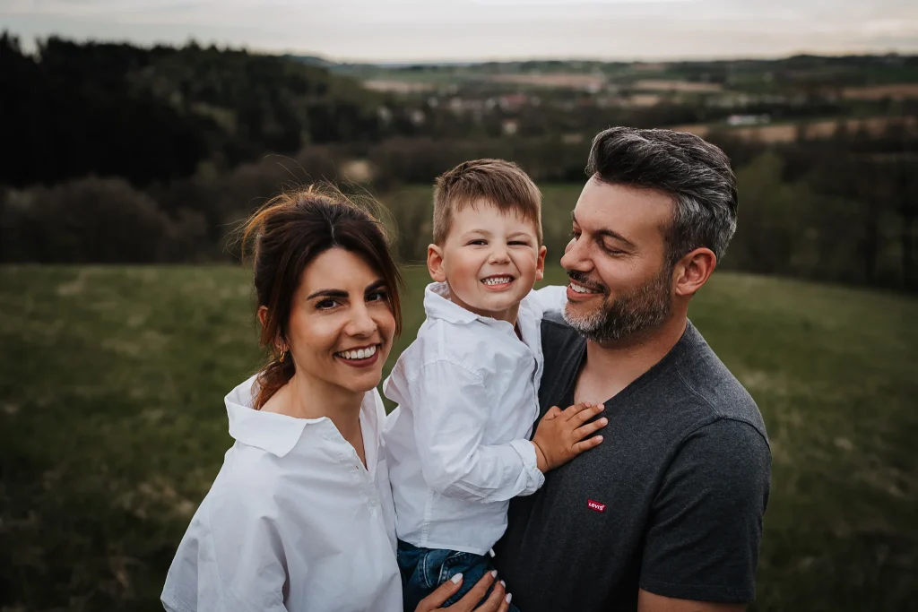 Glückliche Familie beim Fotoshooting in Straubing