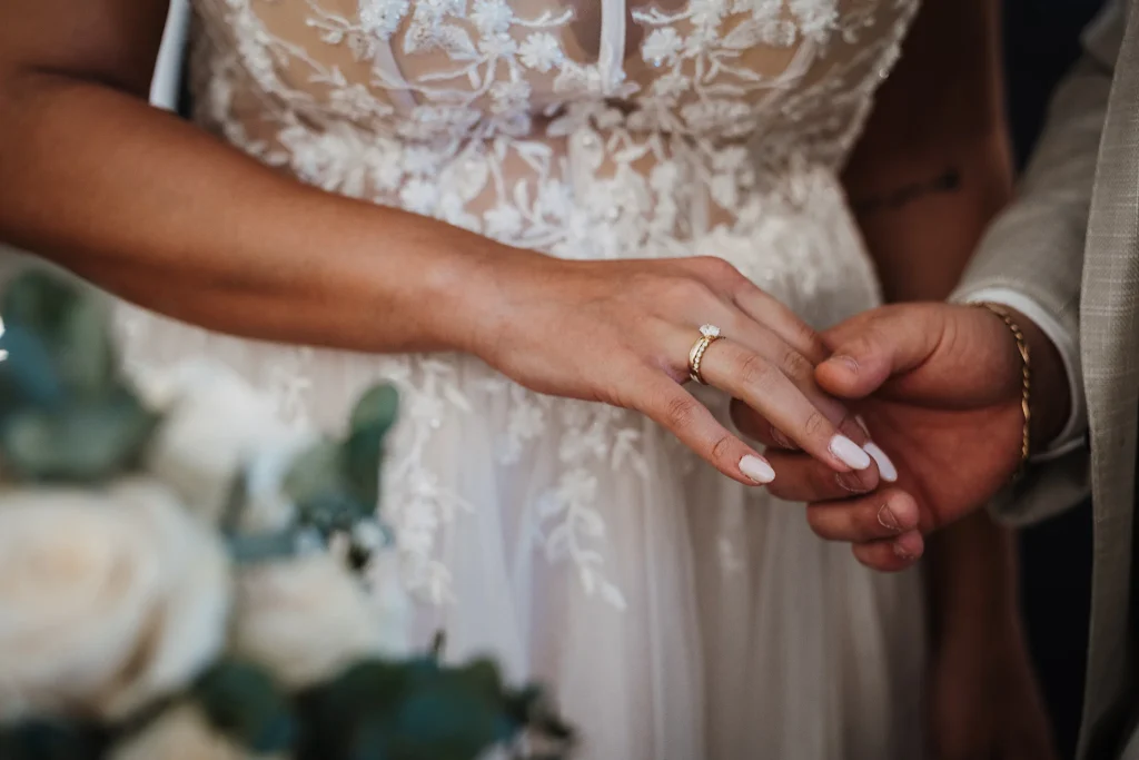 Hochzeit Oberalteich bei Bogen, Klostergewölbe, Emotionales Brautpaar bei Trauung