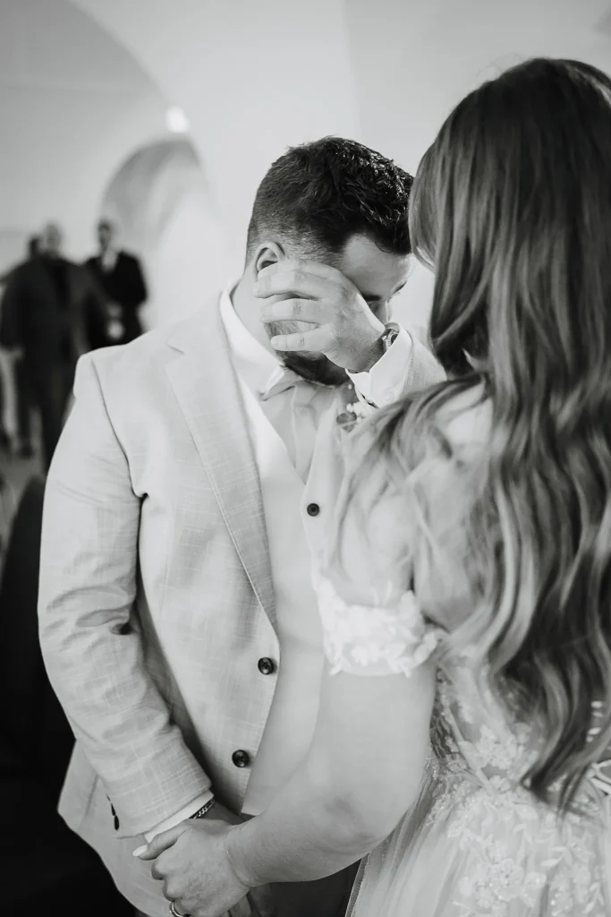 Hochzeit Oberalteich bei Bogen, Klostergewölbe, Emotionales Brautpaar bei Trauung