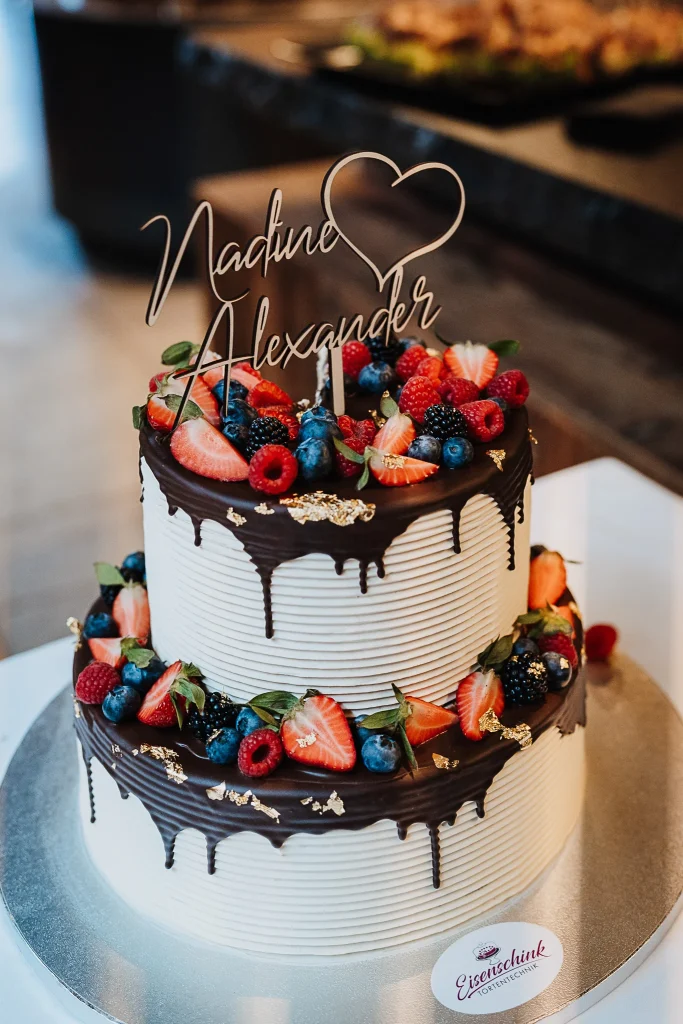 Hochzeitstorte Naked Cake mit Früchten