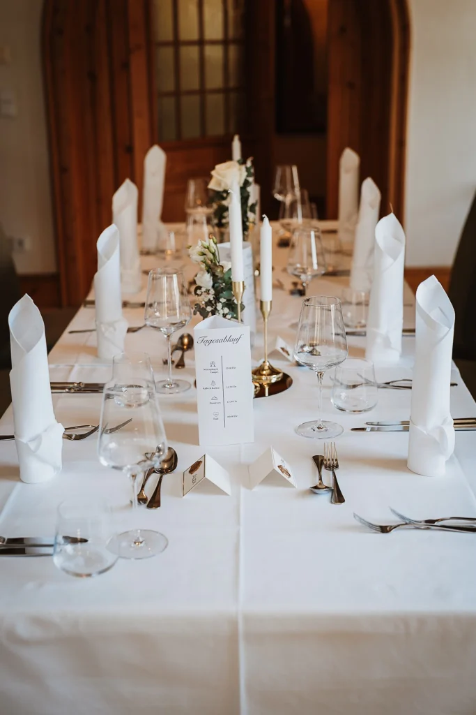 Hochzeitslocation Gut Altholz in Plattling, Tischdekoration
