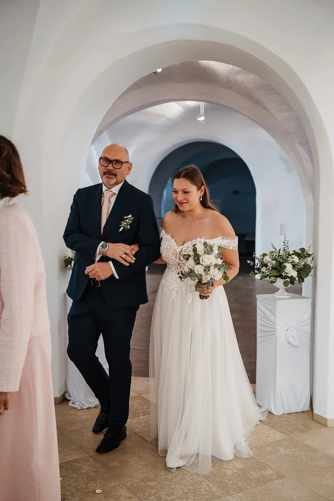 Hochzeit Oberalteich bei Bogen, Klostergewölbe, Emotionales Brautpaar bei Trauung