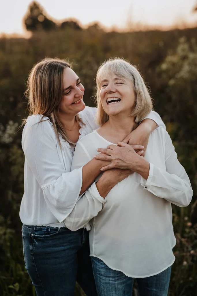 Mutter Tochter Fotoshooting in der Natur in Straubing