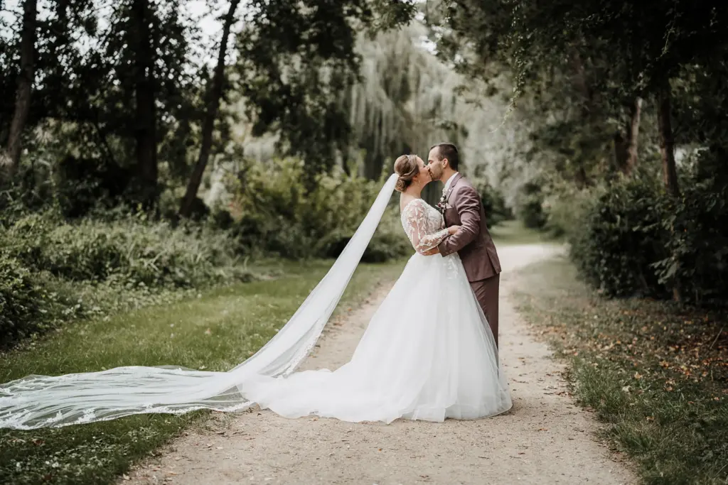 Hochzeit Hotel Asam Straubing, Kirchliche Trauung Straubing, Brautpaarfotos Straubing, Hochzeit Straubing, Hochzeitsfotograf Straubing, Brautpaarfotos in der Natur