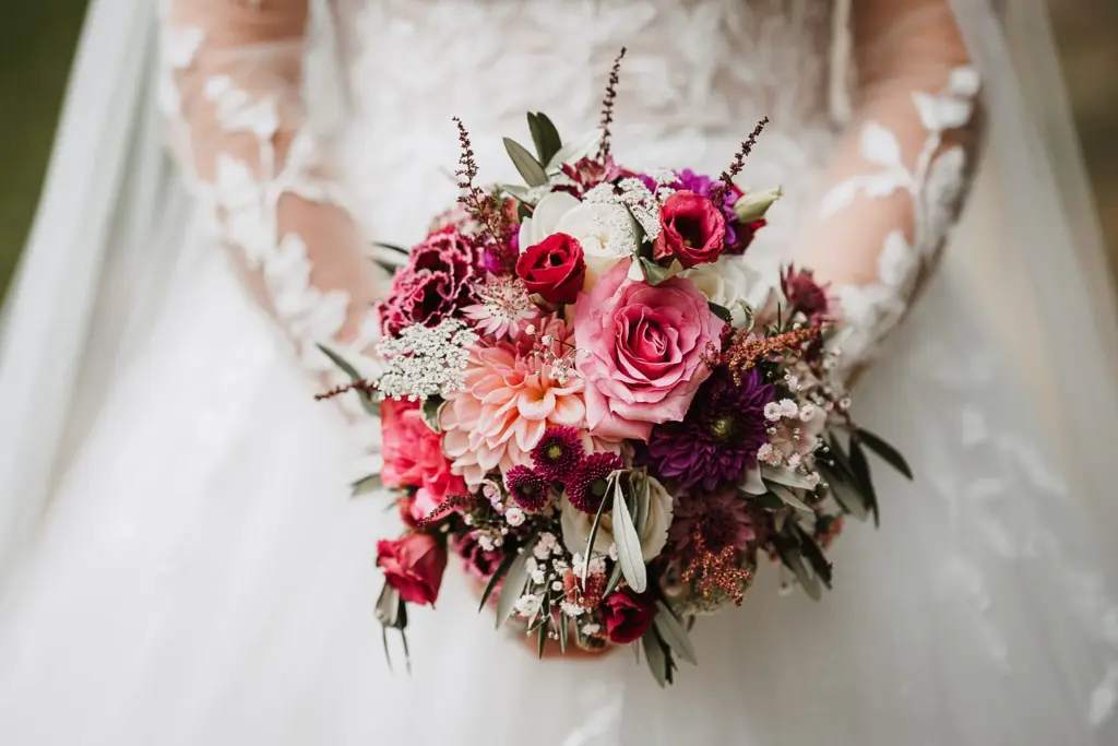 Hochzeit Hotel Asam Straubing, Kirchliche Trauung Straubing, Brautpaarfotos Straubing, Hochzeit Straubing, Hochzeitsfotograf Straubing, Brautstrauß