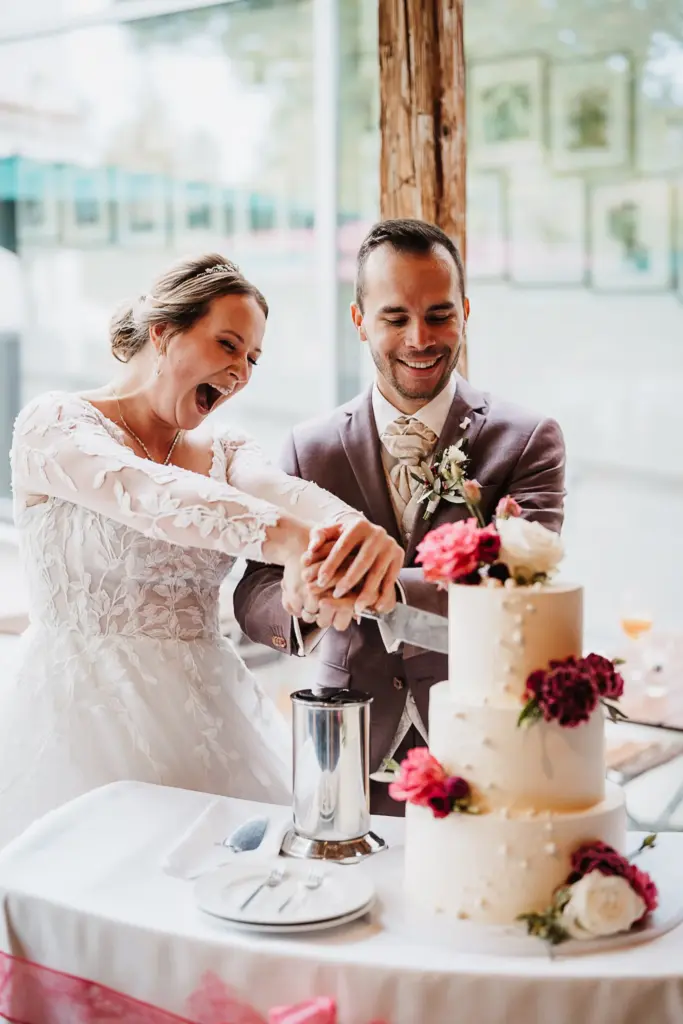 Hochzeit Hotel Asam Straubing, Tortenanschnitt, Hochzeitstorte, Brautpaarfotos Straubing, Hochzeit Straubing, Hochzeitsfotograf Straubing