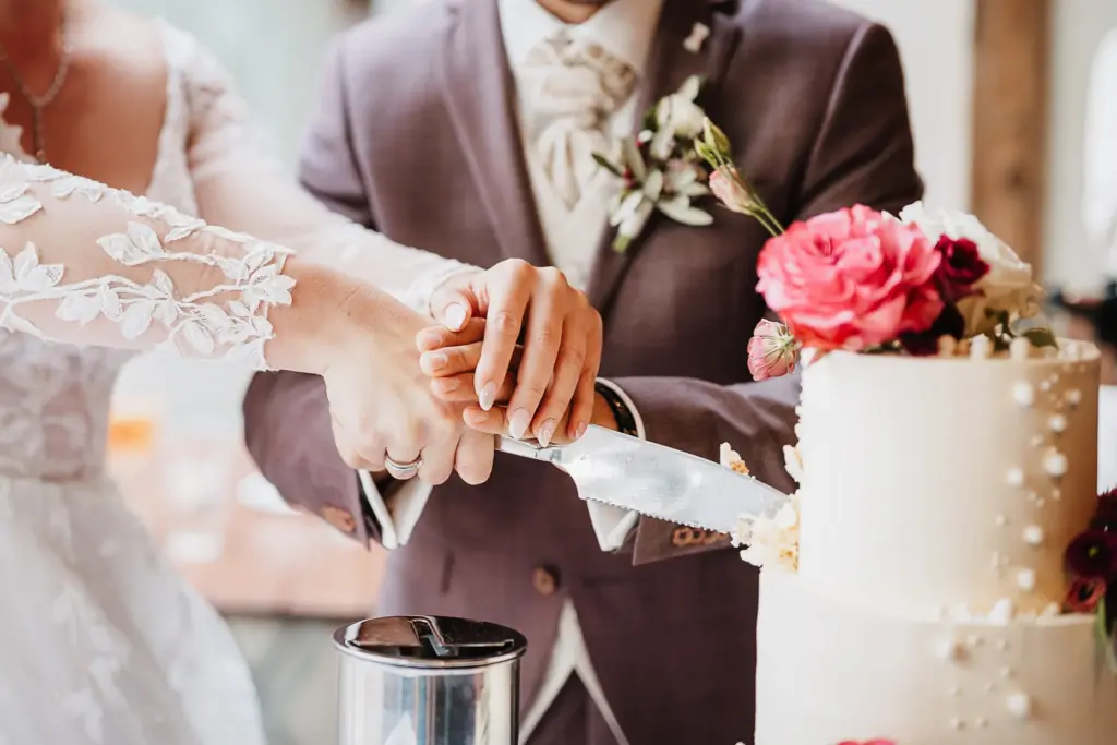 Hochzeit Hotel Asam Straubing, Tortenanschnitt, Hochzeitstorte, Brautpaarfotos Straubing, Hochzeit Straubing, Hochzeitsfotograf Straubing