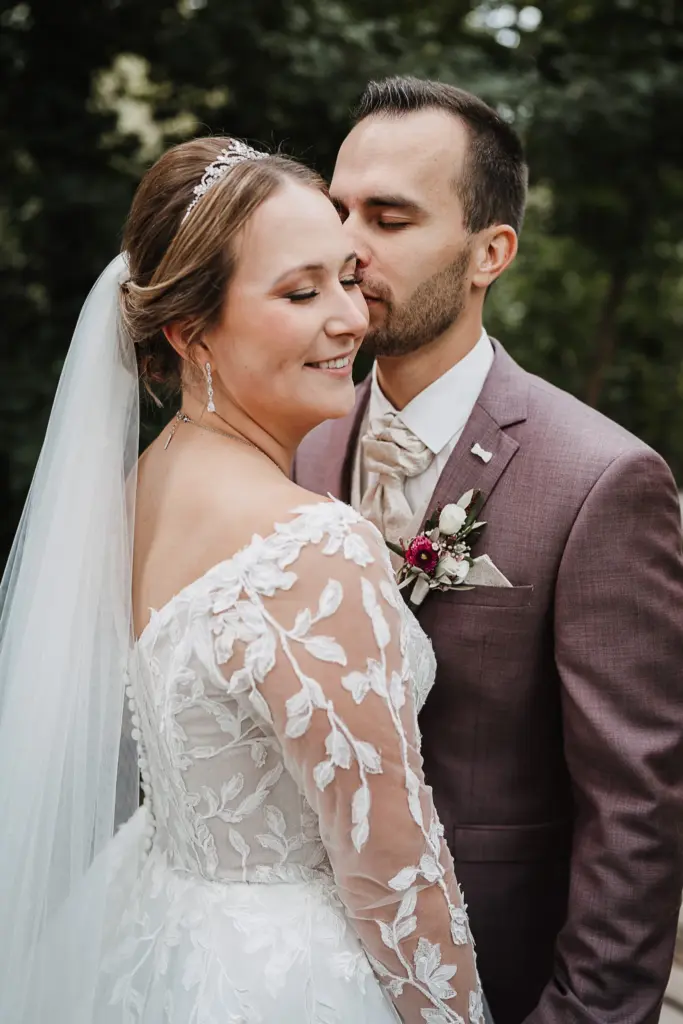 Hochzeit Hotel Asam Straubing, Kirchliche Trauung Straubing, Brautpaarfotos Straubing, Hochzeit Straubing, Hochzeitsfotograf Straubing, Brautpaarfotos in der Natur