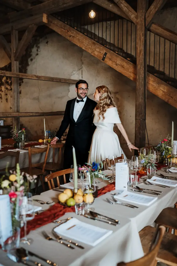 Hochzeit Schloss Isarau Aholming, Hochzeitsfotos im Stadl, Hochzeitsfotograf Bayern