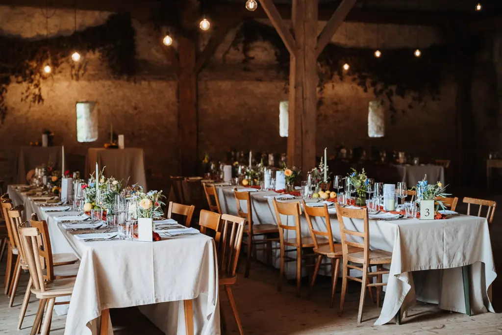 Hochzeit Schloss Isarau Aholming, Hochzeitsfotos im Stadl, Hochzeitsfotograf Bayern