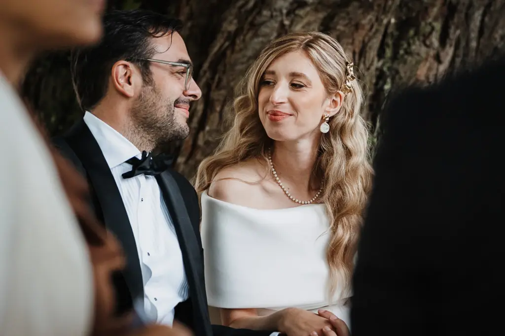 Hochzeit Schloss Isarau Aholming, Hochzeitsfotos im Stadl, Hochzeitsfotograf Bayern, Freie Trauung