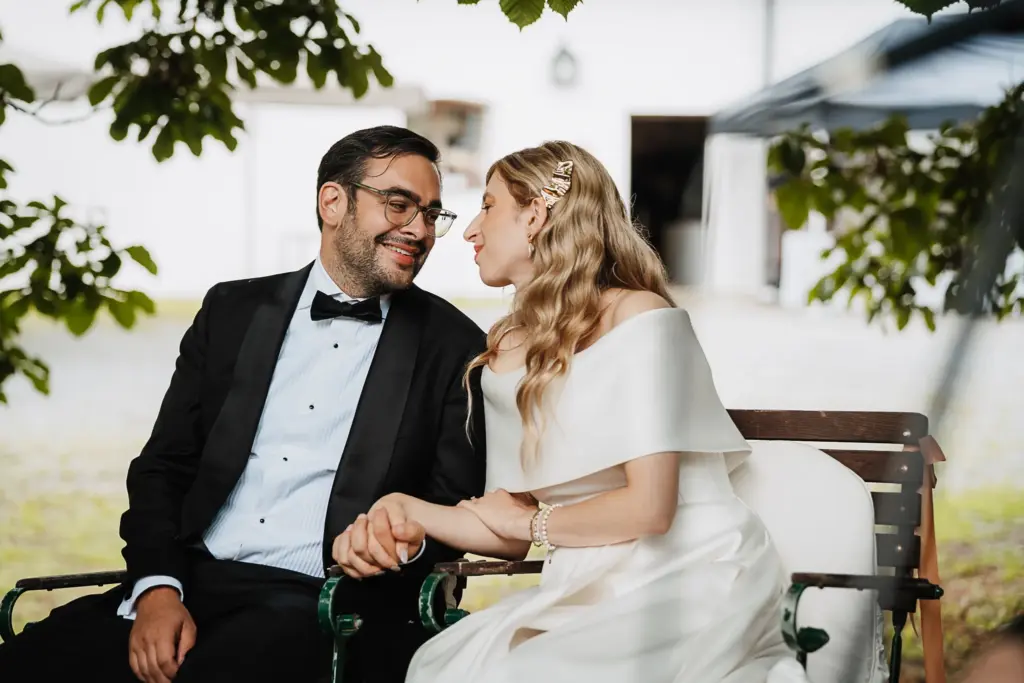 Hochzeit Schloss Isarau Aholming, Hochzeitsfotos im Stadl, Hochzeitsfotograf Bayern, Freie Trauung