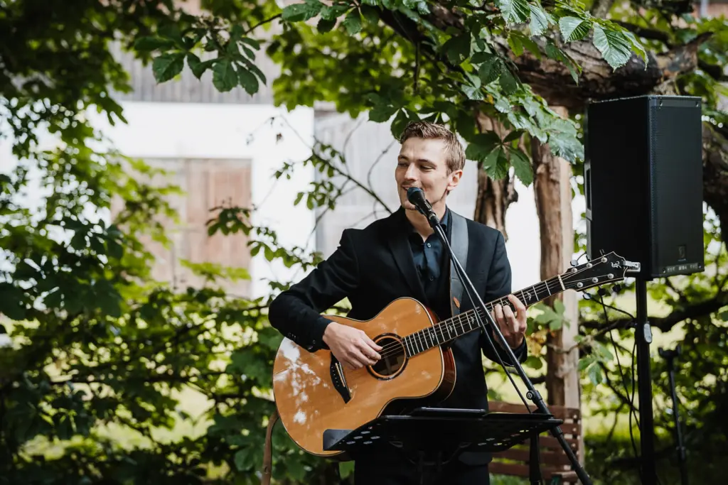 Hochzeit Schloss Isarau Aholming, Hochzeitsfotos im Stadl, Hochzeitsfotograf Bayern, Freie Trauung