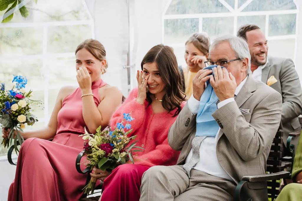 Hochzeit Schloss Isarau Aholming, Hochzeitsfotos im Stadl, Hochzeitsfotograf Bayern, Freie Trauung