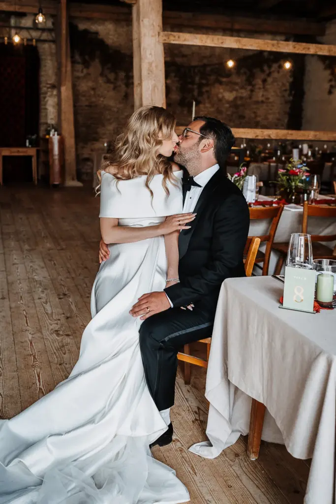 Hochzeit Schloss Isarau Aholming, Hochzeitsfotos im Stadl, Hochzeitsfotograf Bayern