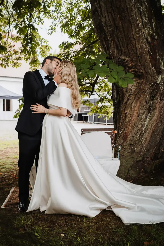 Hochzeit Schloss Isarau Aholming, Hochzeitsfotos im Stadl, Hochzeitsfotograf Bayern, Freie Trauung