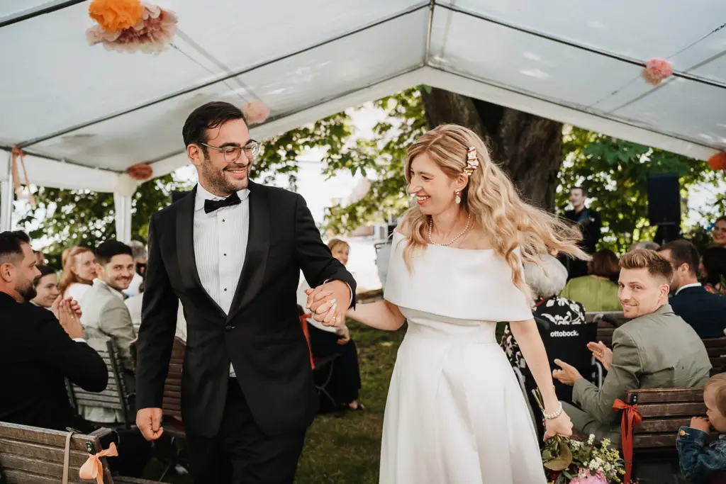 Hochzeit Schloss Isarau Aholming, Hochzeitsfotos im Stadl, Hochzeitsfotograf Bayern, Freie Trauung