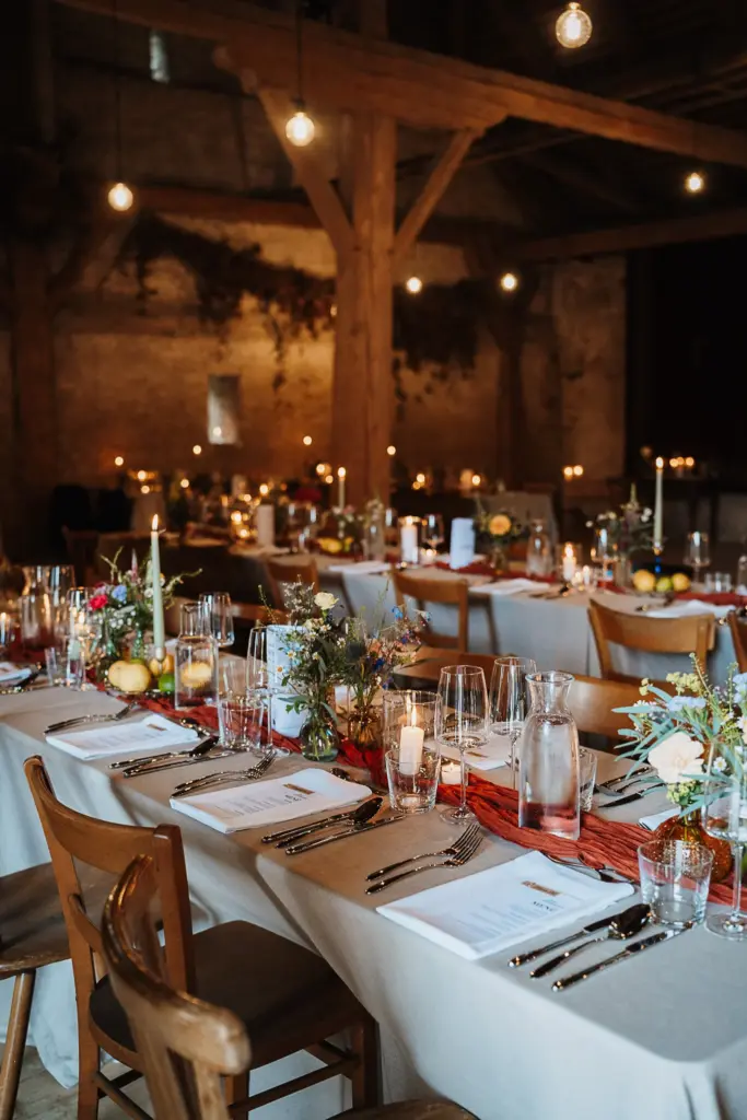 Hochzeit Schloss Isarau Aholming, Hochzeitsfotos im Stadl, Hochzeitsfotograf Bayern, Freie Trauung