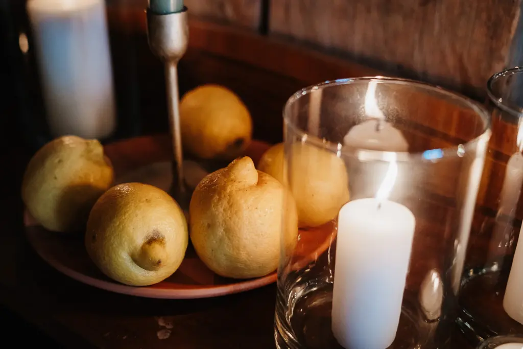 Hochzeit Schloss Isarau Aholming, Hochzeitsfotos im Stadl, Hochzeitsfotograf Bayern, Freie Trauung