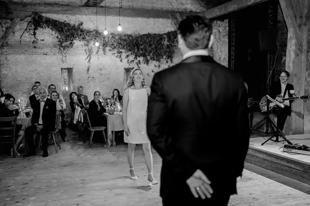 Hochzeit Schloss Isarau Aholming, Hochzeitsfotos im Stadl, Hochzeitsfotograf Bayern, Freie Trauung