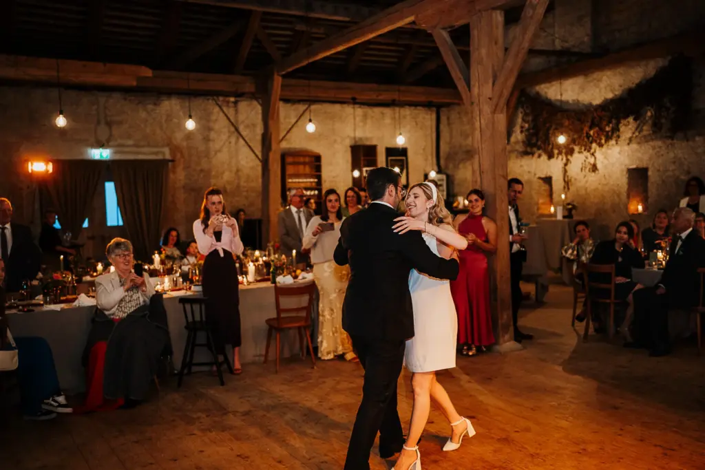 Hochzeit Schloss Isarau Aholming, Hochzeitsfotos im Stadl, Hochzeitsfotograf Bayern, Freie Trauung