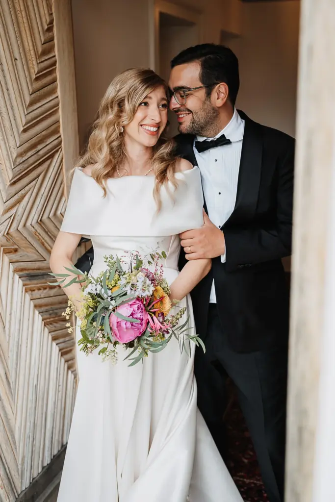 Hochzeit Schloss Isarau Aholming, Hochzeitsfotos im Stadl, Hochzeitsfotograf Bayern