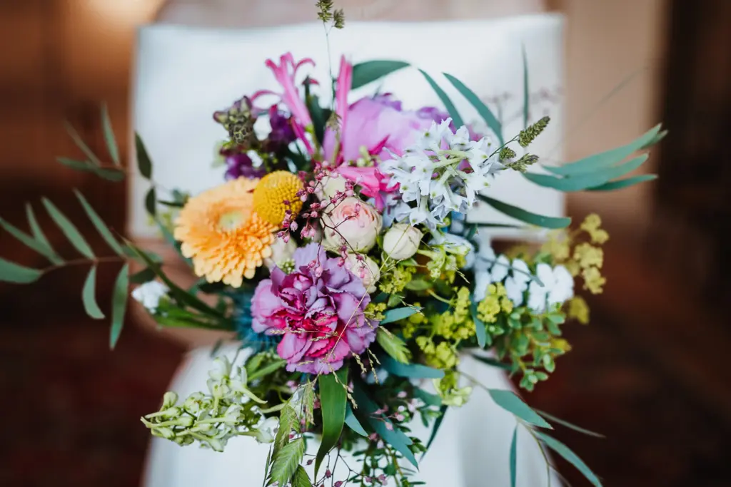 Hochzeit Schloss Isarau Aholming, Hochzeitsfotos im Stadl, Hochzeitsfotograf Bayern