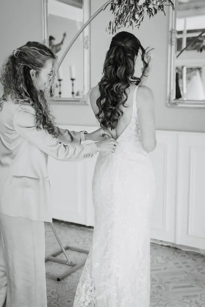 Hochzeitsfotos Straubing, Hochzeitsfotograf Straubing, Brautpaarfotos Deggendorf, glückliches Brautpaar in der Natur, Natürliche Hochzeitsfotos Niederbayern Oberpfalz, Hochzeitslocation Gut Haggn , Hochzeitstorte, Tortenanschnitt, Gartenhochzeit Straubing, Freie Trauung Straubing, Freie Trauung Bayerischer Wald, Hochzeitsfotograf Bayern, Tischdeko, Hochzeitsdeko, Blumendeko Hochzeit, Hochzeitsparty, Bayerische Hochzeit, Getting Ready Hochzeit Gut Haggn