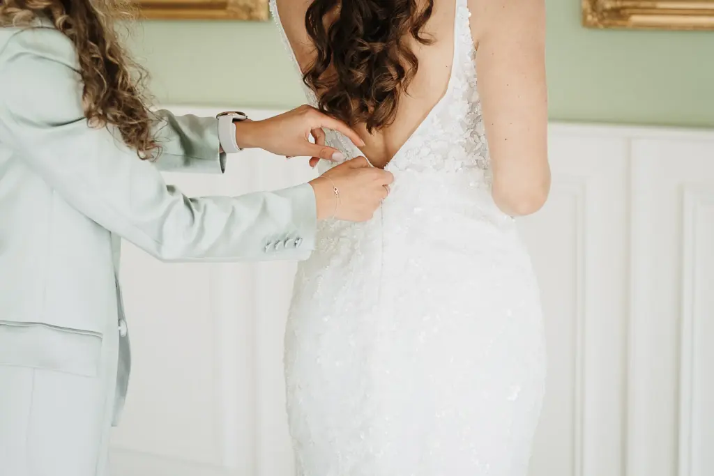 Hochzeitsfotos Straubing, Hochzeitsfotograf Straubing, Brautpaarfotos Deggendorf, glückliches Brautpaar in der Natur, Natürliche Hochzeitsfotos Niederbayern Oberpfalz, Hochzeitslocation Gut Haggn , Hochzeitstorte, Tortenanschnitt, Gartenhochzeit Straubing, Freie Trauung Straubing, Freie Trauung Bayerischer Wald, Hochzeitsfotograf Bayern, Tischdeko, Hochzeitsdeko, Blumendeko Hochzeit, Hochzeitsparty, Bayerische Hochzeit, Getting Ready Hochzeit Gut Haggn