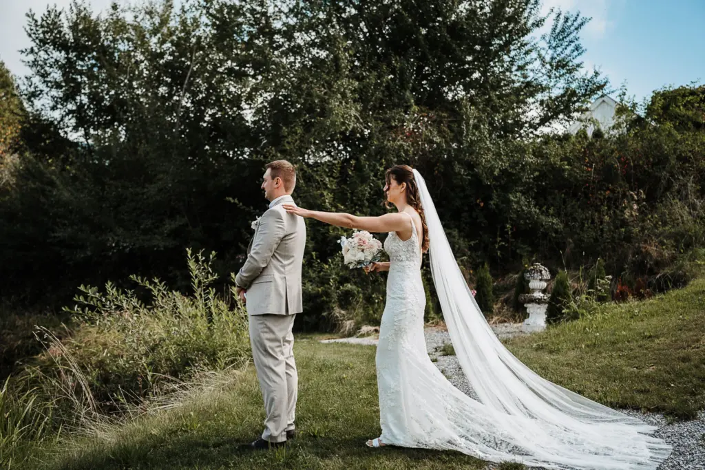 Hochzeitsfotos Straubing, Hochzeitsfotograf Straubing, Brautpaarfotos Deggendorf, glückliches Brautpaar in der Natur, Natürliche Hochzeitsfotos Niederbayern Oberpfalz, Hochzeitslocation Gut Haggn , Hochzeitstorte, Tortenanschnitt, Gartenhochzeit Straubing, Freie Trauung Straubing, Freie Trauung Bayerischer Wald, Hochzeitsfotograf Bayern, Tischdeko, Hochzeitsdeko, Blumendeko Hochzeit, Hochzeitsparty, Bayerische Hochzeit, Getting Ready Hochzeit Gut Haggn, First Look Foto