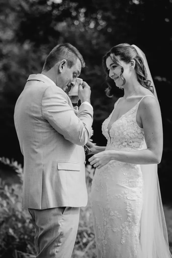 Hochzeitsfotos Straubing, Hochzeitsfotograf Straubing, Brautpaarfotos Deggendorf, glückliches Brautpaar in der Natur, Natürliche Hochzeitsfotos Niederbayern Oberpfalz, Hochzeitslocation Gut Haggn , Hochzeitstorte, Tortenanschnitt, Gartenhochzeit Straubing, Freie Trauung Straubing, Freie Trauung Bayerischer Wald, Hochzeitsfotograf Bayern, Tischdeko, Hochzeitsdeko, Blumendeko Hochzeit, Hochzeitsparty, Bayerische Hochzeit, Getting Ready Hochzeit Gut Haggn, First Look Foto