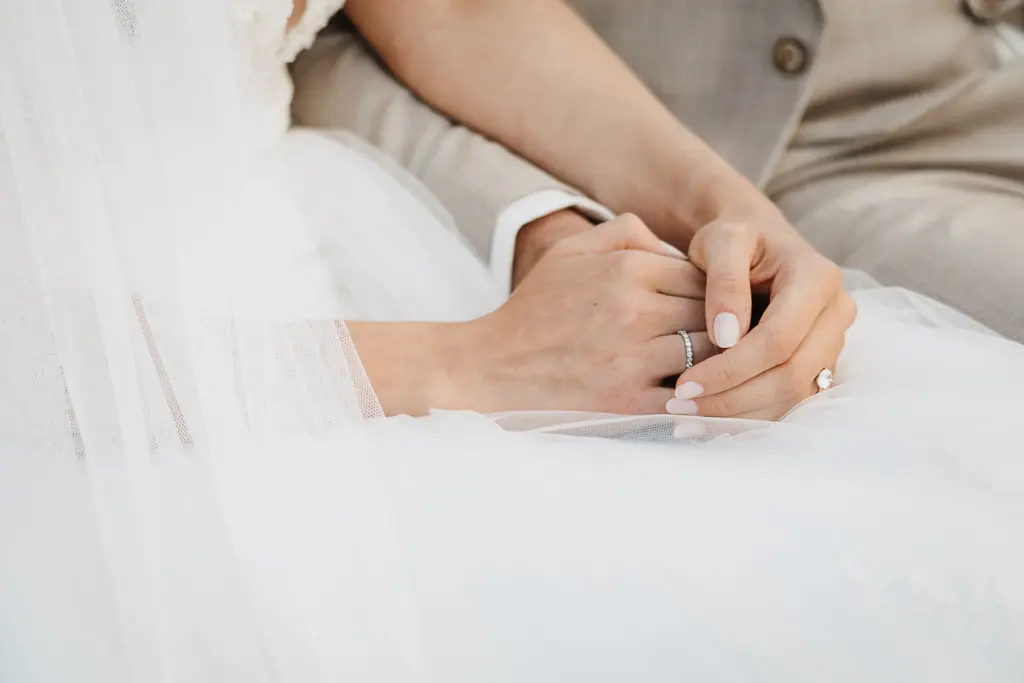 Hochzeitsfotos Straubing, Hochzeitsfotograf Straubing, Brautpaarfotos Deggendorf, glückliches Brautpaar in der Natur, Natürliche Hochzeitsfotos Niederbayern Oberpfalz, Hochzeitslocation Gut Haggn , Hochzeitstorte, Tortenanschnitt, Gartenhochzeit Straubing, Freie Trauung Straubing, Freie Trauung Bayerischer Wald, Hochzeitsfotograf Bayern, Tischdeko, Hochzeitsdeko, Blumendeko Hochzeit, Hochzeitsparty, Bayerische Hochzeit, Getting Ready Hochzeit Gut Haggn, First Look Foto