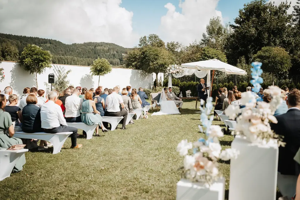 Hochzeitsfotos Straubing, Hochzeitsfotograf Straubing, Brautpaarfotos Deggendorf, glückliches Brautpaar in der Natur, Natürliche Hochzeitsfotos Niederbayern Oberpfalz, Hochzeitslocation Gut Haggn , Hochzeitstorte, Tortenanschnitt, Gartenhochzeit Straubing, Freie Trauung Straubing, Freie Trauung Bayerischer Wald, Hochzeitsfotograf Bayern, Tischdeko, Hochzeitsdeko, Blumendeko Hochzeit, Hochzeitsparty, Bayerische Hochzeit, Getting Ready Hochzeit Gut Haggn, First Look Foto