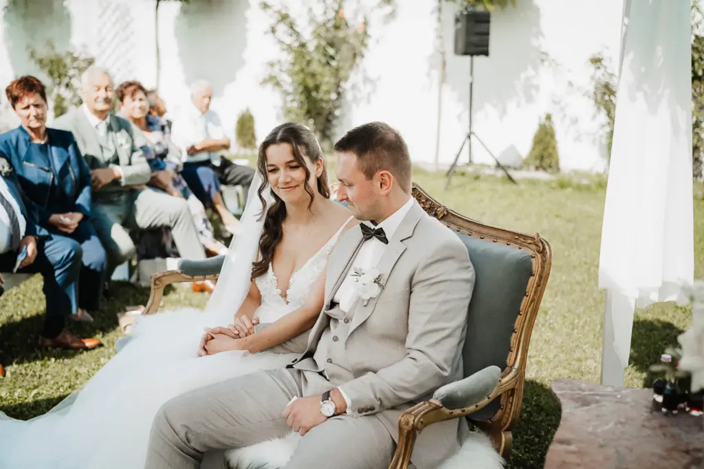 Hochzeitsfotos Straubing, Hochzeitsfotograf Straubing, Brautpaarfotos Deggendorf, glückliches Brautpaar in der Natur, Natürliche Hochzeitsfotos Niederbayern Oberpfalz, Hochzeitslocation Gut Haggn , Hochzeitstorte, Tortenanschnitt, Gartenhochzeit Straubing, Freie Trauung Straubing, Freie Trauung Bayerischer Wald, Hochzeitsfotograf Bayern, Tischdeko, Hochzeitsdeko, Blumendeko Hochzeit, Hochzeitsparty, Bayerische Hochzeit, Getting Ready Hochzeit Gut Haggn, First Look Foto