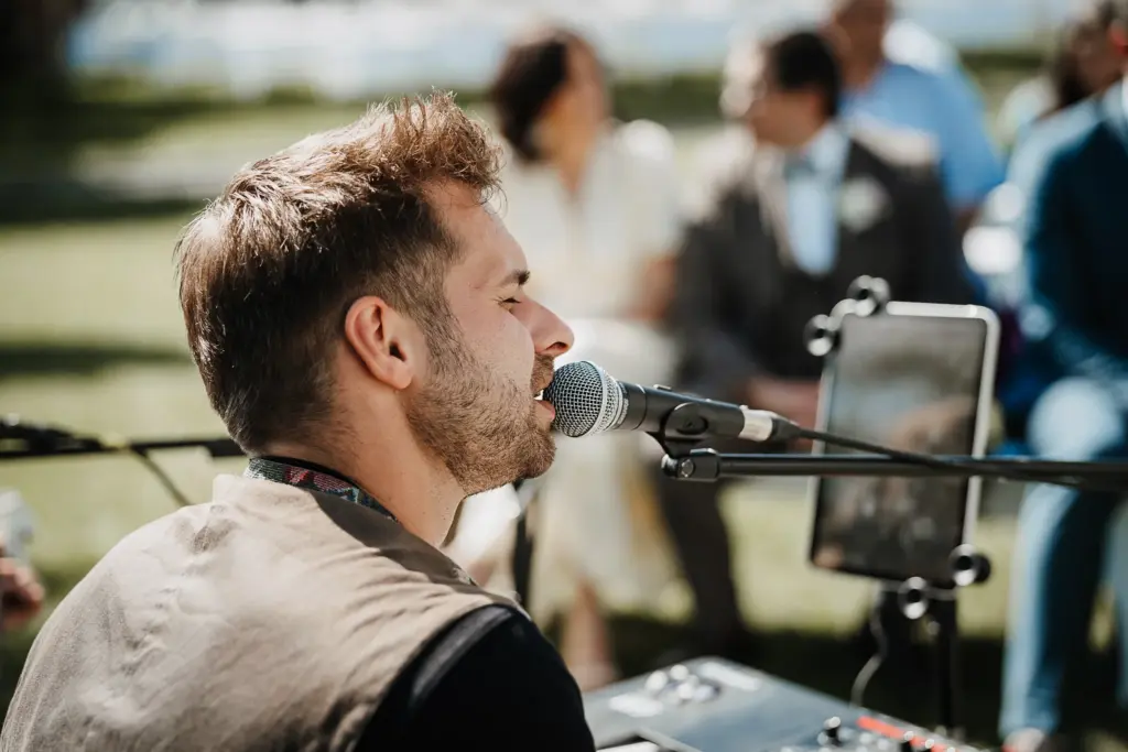 Hochzeitsfotos Straubing, Hochzeitsfotograf Straubing, Brautpaarfotos Deggendorf, glückliches Brautpaar in der Natur, Natürliche Hochzeitsfotos Niederbayern Oberpfalz, Hochzeitslocation Gut Haggn , Hochzeitstorte, Tortenanschnitt, Gartenhochzeit Straubing, Freie Trauung Straubing, Freie Trauung Bayerischer Wald, Hochzeitsfotograf Bayern, Tischdeko, Hochzeitsdeko, Blumendeko Hochzeit, Hochzeitsparty, Bayerische Hochzeit, Getting Ready Hochzeit Gut Haggn, First Look Foto