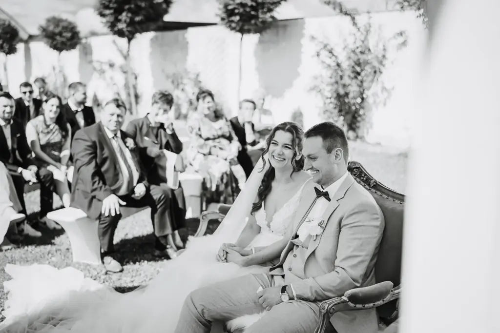 Hochzeitsfotos Straubing, Hochzeitsfotograf Straubing, Brautpaarfotos Deggendorf, glückliches Brautpaar in der Natur, Natürliche Hochzeitsfotos Niederbayern Oberpfalz, Hochzeitslocation Gut Haggn , Hochzeitstorte, Tortenanschnitt, Gartenhochzeit Straubing, Freie Trauung Straubing, Freie Trauung Bayerischer Wald, Hochzeitsfotograf Bayern, Tischdeko, Hochzeitsdeko, Blumendeko Hochzeit, Hochzeitsparty, Bayerische Hochzeit, Getting Ready Hochzeit Gut Haggn, First Look Foto