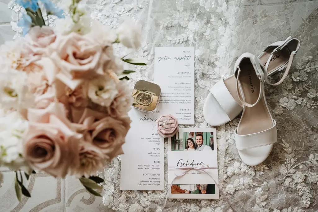 Hochzeitsfotos Straubing, Hochzeitsfotograf Straubing, Brautpaarfotos Deggendorf, glückliches Brautpaar in der Natur, Natürliche Hochzeitsfotos Niederbayern Oberpfalz, Hochzeitslocation Gut Haggn , Hochzeitstorte, Tortenanschnitt, Gartenhochzeit Straubing, Freie Trauung Straubing, Freie Trauung Bayerischer Wald, Hochzeitsfotograf Bayern, Tischdeko, Hochzeitsdeko, Blumendeko Hochzeit, Hochzeitsparty, Bayerische Hochzeit, Getting Ready Hochzeit Gut Haggn, First Look Foto