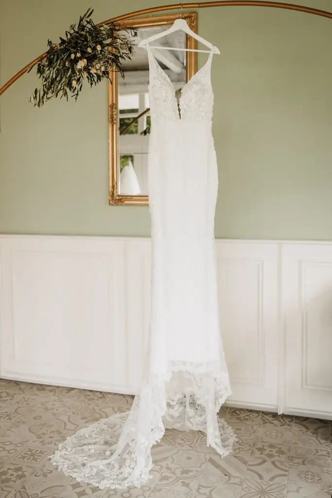 Hochzeitsfotos Straubing, Hochzeitsfotograf Straubing, Brautpaarfotos Deggendorf, glückliches Brautpaar in der Natur, Natürliche Hochzeitsfotos Niederbayern Oberpfalz, Hochzeitslocation Gut Haggn , Hochzeitstorte, Tortenanschnitt, Gartenhochzeit Straubing, Freie Trauung Straubing, Freie Trauung Bayerischer Wald, Hochzeitsfotograf Bayern, Tischdeko, Hochzeitsdeko, Blumendeko Hochzeit, Hochzeitsparty, Bayerische Hochzeit, Getting Ready Hochzeit Gut Haggn, First Look Foto, Brautkleid